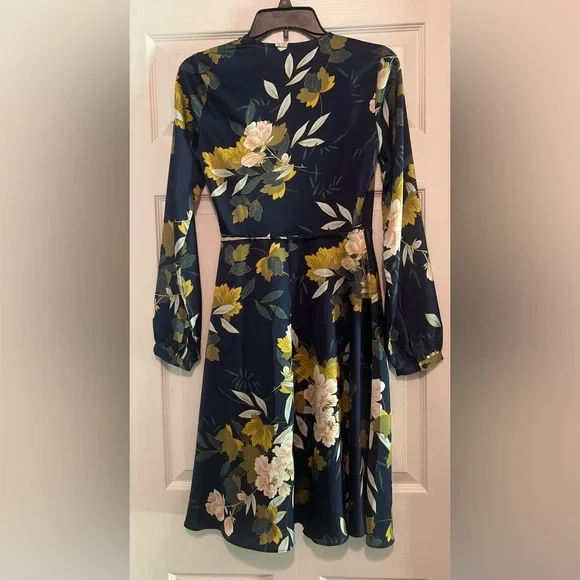 💐 Lulu’s “Love Is Life” Navy Floral Print Satin Wrap Dress - Picture 6 of 10